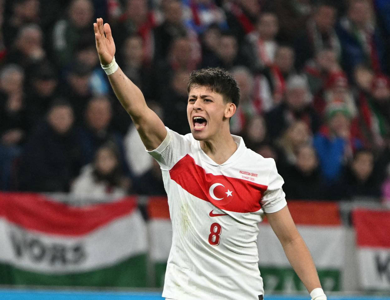 曼城砸1亿欧挖皇马新星，德甲天才边锋或将加盟，曼联拟用梅努换维尼修斯